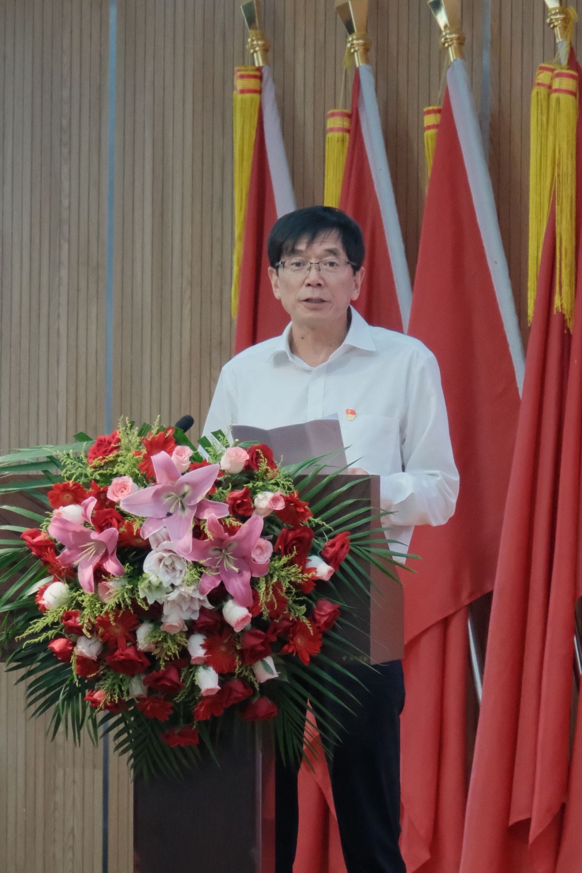 04黨委委員、副董事長陳云宣布年度先進黨支部和優(yōu)秀共產(chǎn)黨員名單.jpg